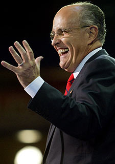 Rudolph Giuliani gesticula durante su discurso a la COnvención del Partido Republicano de EE UU, que se celebra hasta el jueves en Nueva York.
