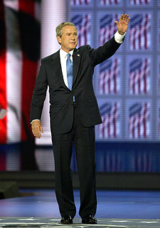George W. Bush saluda a los asistentes a la Convención Nacional Republicana en Nueva York, justo antes de aceptar formalmente su designación como candidato a la presidencia en las elecciones de 2004.