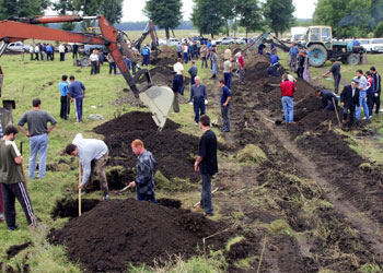 Los ciudadanos de Beslán cavan tumbas para las víctimas de la matanza.