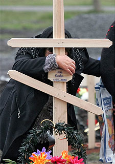 En Beslán se suceden las escenas de dolor en un enorme cementerio improvisado.