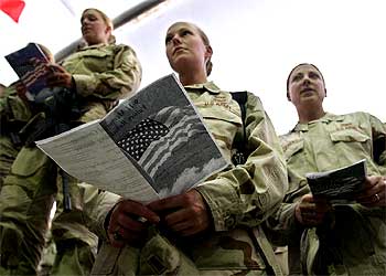 Militares destacados en la base afgana de Bagram rezan en memoria de las víctimas en 11-S.