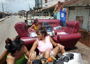 Una familia cubana abandona su casa en una pequeña localidad costera ante la llegada del ciclón.