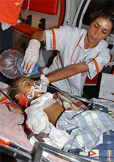 Una enfermera trata de salvar la vida a uno de los niños heridos en Sderot, que ha fallecido poco después.