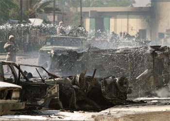 Soldados de EE UU intentan apagar las llamas producidas por este nuevo ataque de insurgencia en Bagdad.