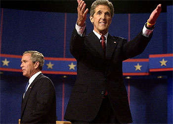 En la imagen, Kerry se dirige hacia su esposa antes de comenzar el debate.