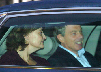 Tony Blair, acompañado de su mujer, Cherry, camino de la clínica donde será intervenido.
