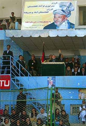 Karzai, durante el mitin de cierre de la campaña electoral en Kabul.