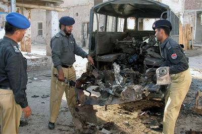 Policías retiran el coche y la moto utilizados para cometer el atentado.
