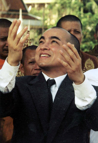 El nuevo Rey, durante la celebración del día de la independencia el 9 de noviembre de 2002.