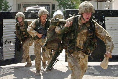 Un grupo de soldados británicos durante una operación llevada a cabo el pasado mes de septiembre en Basora.