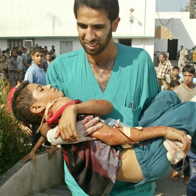 Un niño palestino es conducido al hospital tras resultar  herido en el campo de refugiados de Jan Yunes.