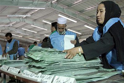 Trabajadores de la ONU, durante el laborioso recuento de los votos en Kabul.