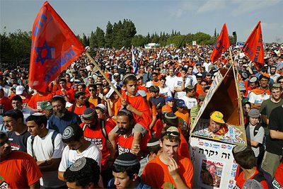 Cientos de colonos se concentran ante el Parlamento israelí con lemas como  Judíos no expulsan a judíos .