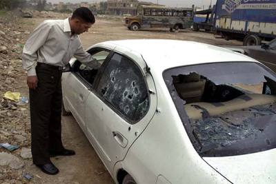 Un guardia de seguridad iraquí inspecciona el coche del vicegobernador de Bagdad.