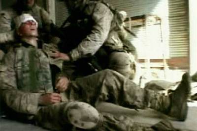 Imagen tomada de un vídeo que muestra las heridas sufridas por un  marine  en el asalto a Faluya.