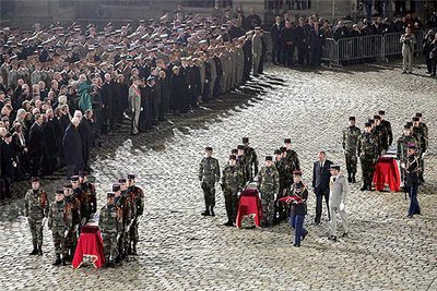 El presidente Chirac preside los funerales de los nueve soldados muertos el pasado fin de semana en Costa de Marfil.