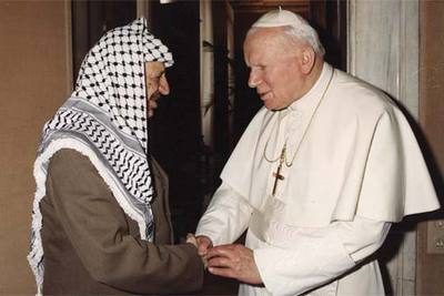 El 15 de febrero de 2000, el presidente palestino fue rnrecibido en audiencia por el papa Juan Pablo II.