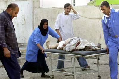 Un herido es conducido a un hospital de Bagdad.