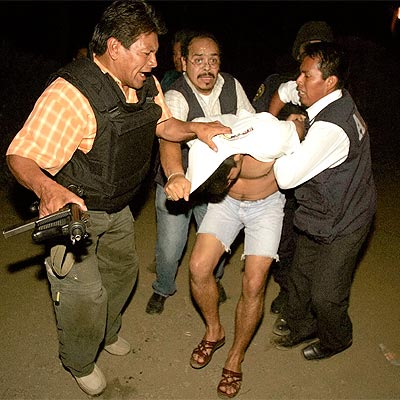 Agentes federales arrestan a uno de los supuestos implicados en el linchamiento a dos policías.