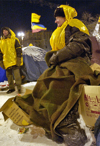 Partidarios del líder opositor montan guardia en un campamento improvisado en el centro de la ciudad.