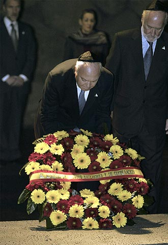 El ministro de Exteriores, con una kipá en la cabeza, deposita una corona en el Museo del Holocausto en Jerusalén.