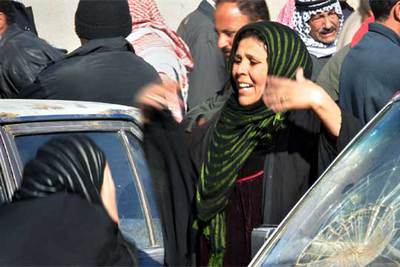 Una mujer iraquí muestra su dolor tras el atentado contra una comisaría de policía al sureste de Bagdad.