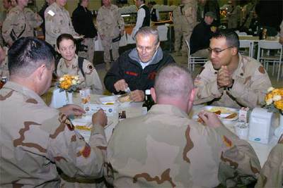 Rumsfeld desayuna una hamburguesa junto a los soldados de EE UU en la base norteamericana de Mosul.