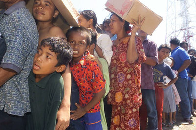 Un grupo de indonesios que han perdido sus casas en la provincia de Aceh, la más afectada, hacen cola para recibir ayuda humanitaria.
