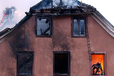 Los bomberos tratan de extinguir el fuego, que se sospecha que fue provocado, en el edificio de Sainte-Marie-aux-Mines.