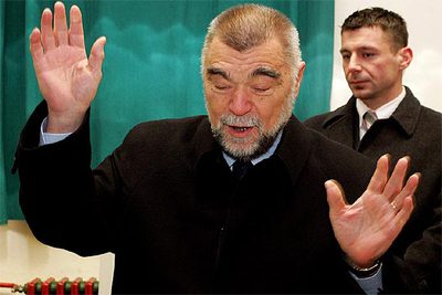 El candidato a la reelección Stjepan Mesic deposita su voto esta mañana en un colegio electoral de Zagreb.