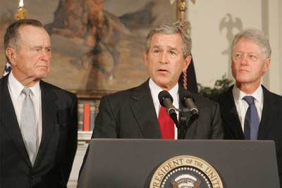 El presidente George W. Bush, flanqueado por los ex mandatarios George. Bush y Bill Clinton, anuncia una campaña para recaudar dinero para las víctimas del 'tsunami'.