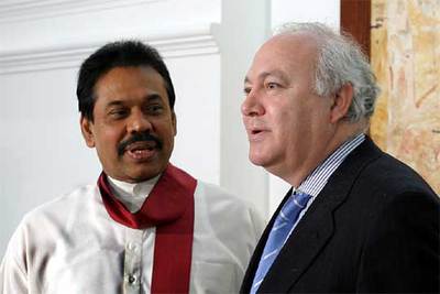 Miguel Ángel Moratinos, junto al primer ministro de Sri Lanka, Mahinda Kajapak.