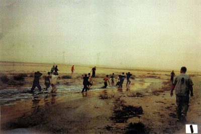 En esta instantánea, los soldados obligan a un grupo de prisioneros a caminar por el cauce de un riachuelo. Al fondo, se aprecia a un militar empujando a uno de los reos a un lodazal.