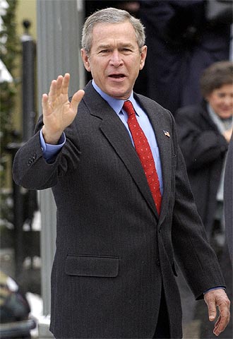 George W. Bush saluda a su salida de la iglesia de St. John's, en Washington.