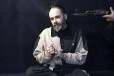 Roy Hallums, en un momento del vídeo divulgado hoy por sus captores en Irak.