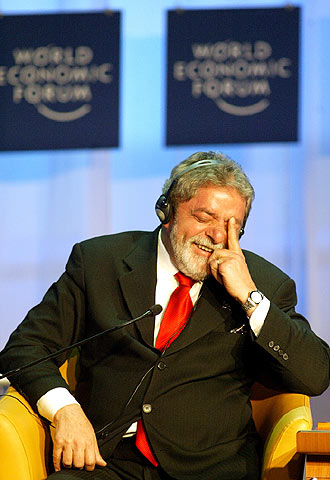 El presidente Lula gesticula durante su intervención esta tarde en el Foro Económico Mundial de Davos. (AP)