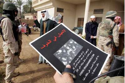 Soldados estadounidenses colocan carteles electorales en la provincia de Al Anbar.