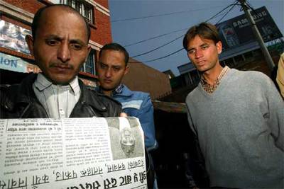 Nepalíes leen en la prensa las medidas adoptadas por el rey Gyanendra.