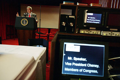 Imagen difundida hoy por la Casa Blanca en la que el presidente Bush ensaya el discurso.