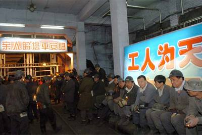 Varios mineros supervivientes del accidente esperan noticias de sus 13 compañeros atrapados bajo tierra.