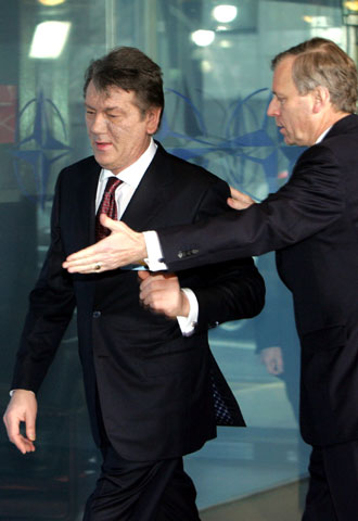 De Hoop Scheffer recibe a Yúshenko a la entrada de la reunión.