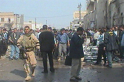 En la imagen, decenas de personas se apresuran a ayudar tras el caos que reina en la ciudad.