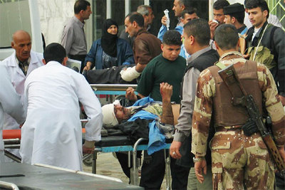 Los servicios de emergencia atienden a los heridos tras el atentado de Baquba.