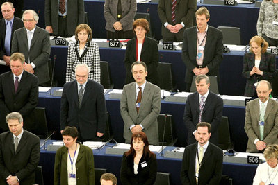El Parlamento Europeo guarda un minuto de silencio por las víctimas del 11-M.