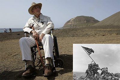 Un veterano estadounidense, en la playa en la que desembarcó en 1945.