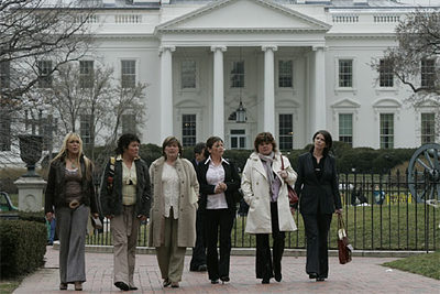 Bridgeen Hagans (izq.), la viuda de McCartney, junto con las cinco hermanas del camionero se alejan hoy de la Casa Blanca tras su reunión con Bush.