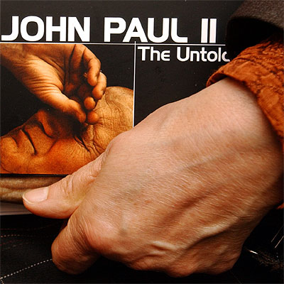 Un periodista sostiene el dossier del documental  Juan Pablo II. Sine Die , que se emitirá el domingo en Italia.