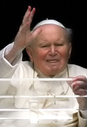 El Pontífice bendice a los fieles congregados en la Plaza de San Pedro.