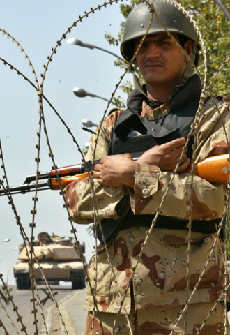Un soldado monta guardia cerca de la sede del Parlamento.