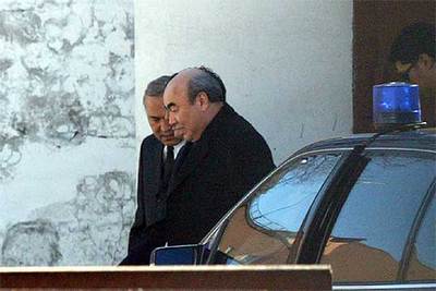 Akáyev y Tekebáyev se dirigen esta mañana a la sede de la embajada kirguiza en Moscú.